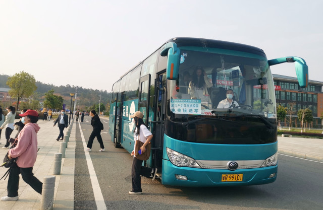 清远粤运助力清远市"千企万岗"校园专场招聘洽谈会顺利举办