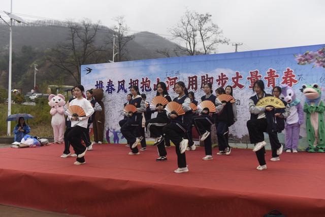 灵宝一高初中部举行2024年春季寺河山徒步研学活动