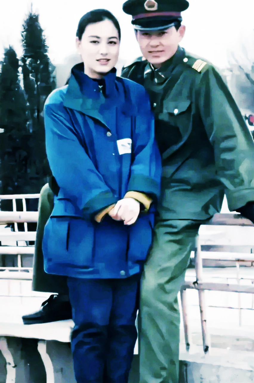 这是80年代情侣的合照.妻子穿着工作服,正在探望身为军人的丈夫.