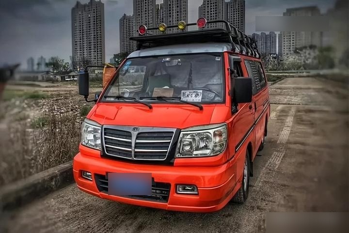 无报废年限,红得发亮的自改房车来了,东南得利卡改装露营车旅行