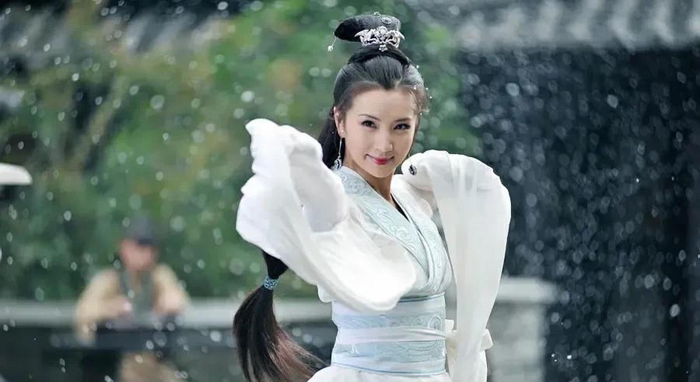 袁冰妍的貂蝉扮相第一眼看很美,但越看越寡淡,与陈红,陈好,娜扎比起来