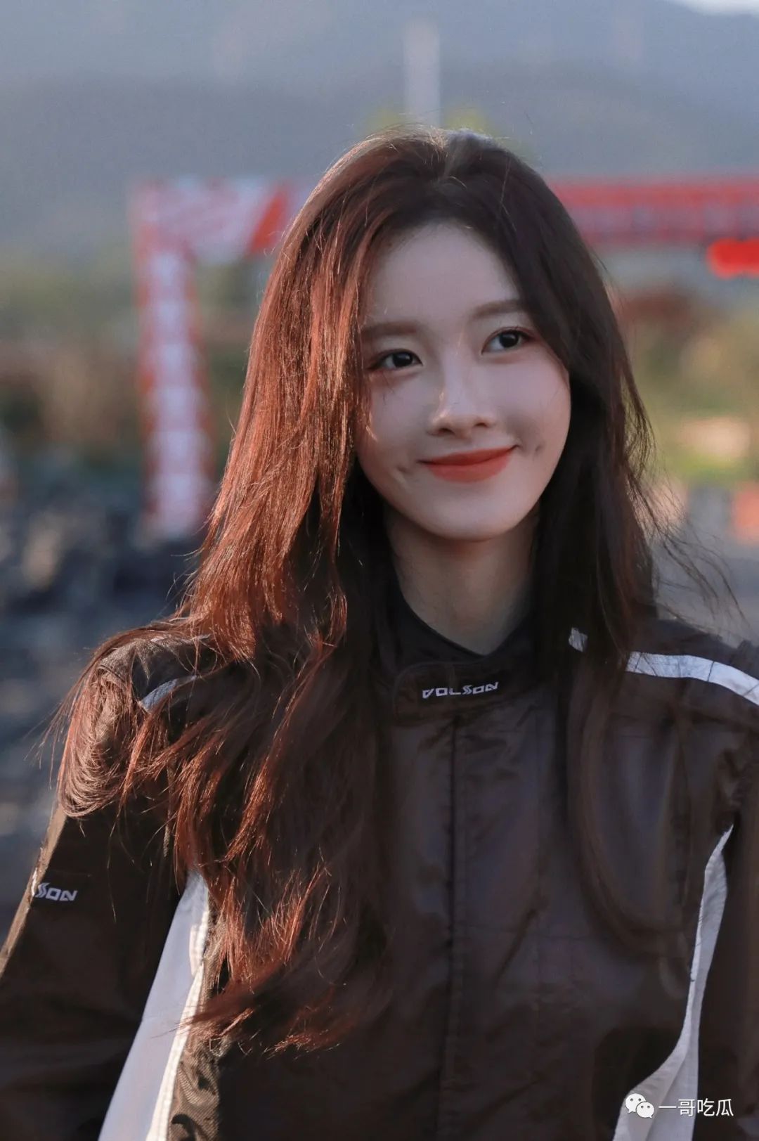 梨涡允允 这个赛车手小姐姐好美!