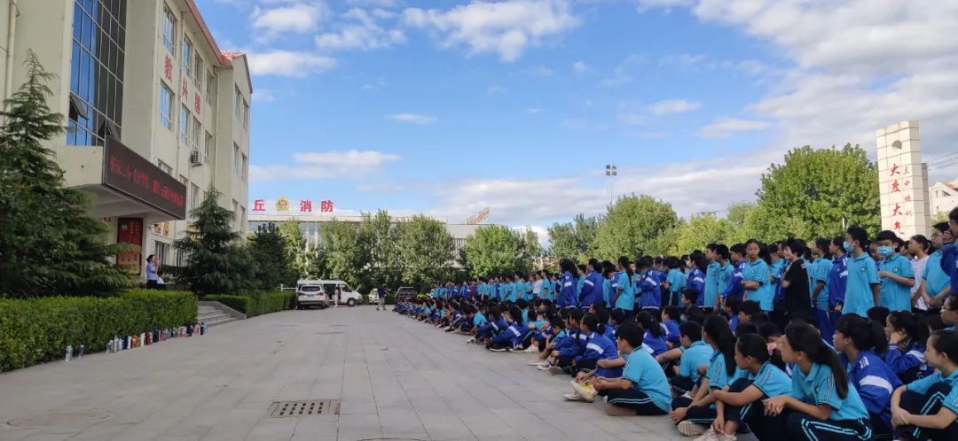 "开学第一课"任丘交警走进第三中学开展交通安全宣讲活动