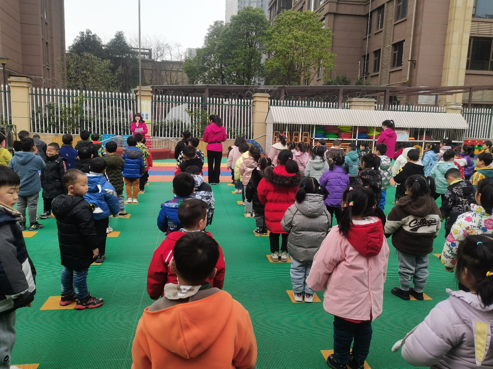 襄阳市三原幼儿园开展"共燃冬奥梦 一起向未来"升旗仪式