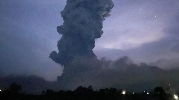 菲律宾火山喷发!"灰柱高达5000米"