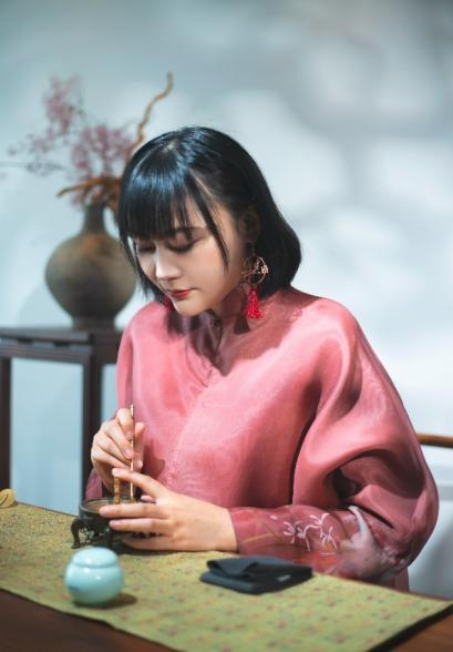 刘雨朦,山西知名古琴青年演奏家,8 岁开始接触音乐,16 岁开始学习古琴