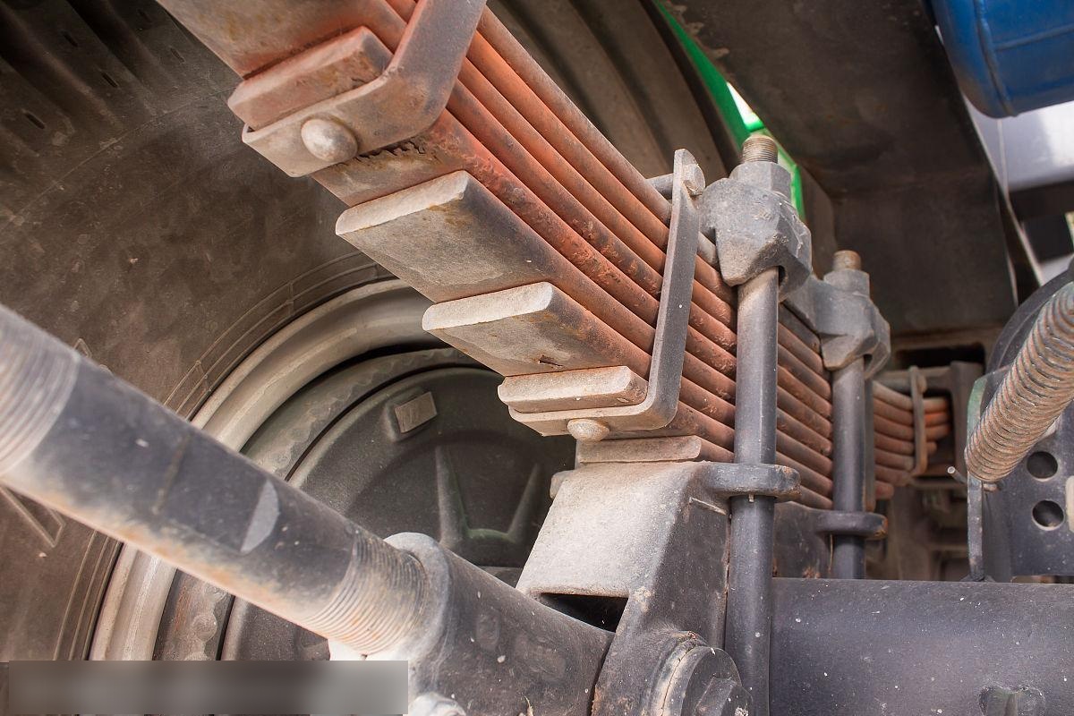 如果是汽车左右两侧都增设了新的钢板,初期可能会出现某些异常现象,但