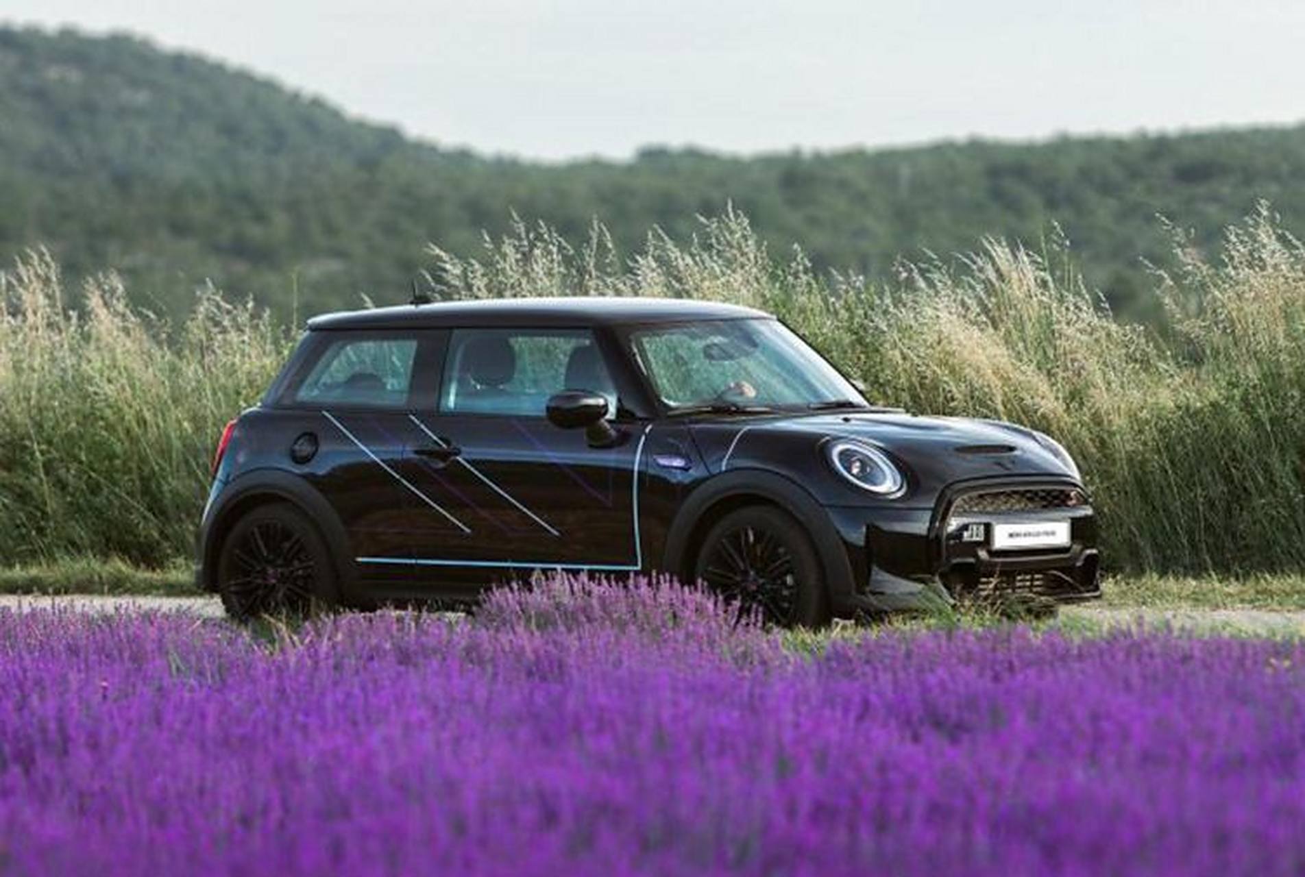 近日mini cooper s三门紫夜出逃版正式上市,售价为29.38万元起.