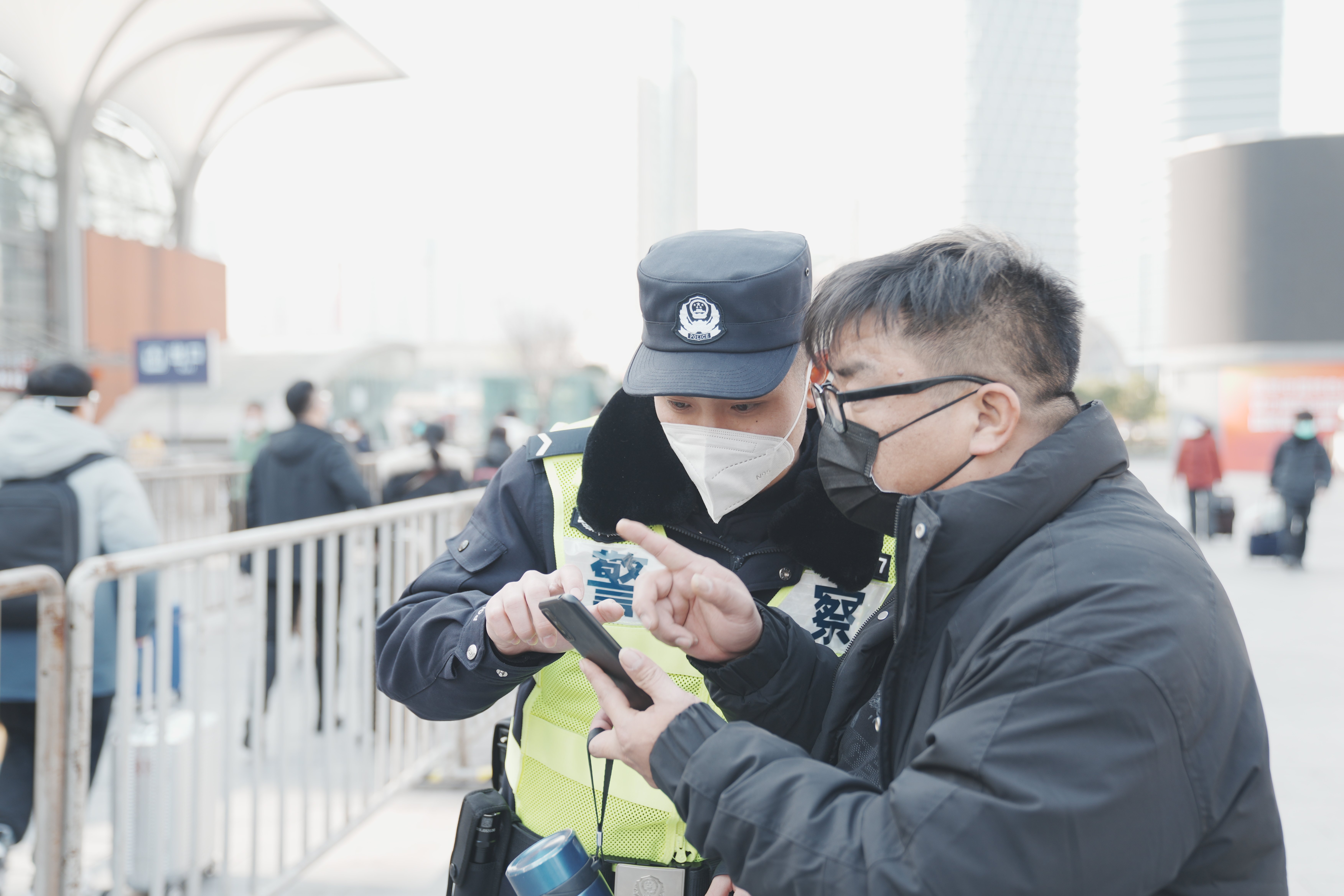 在岗12小时被"问路"130次,上海火车站驻站民警多措并举护航回家路