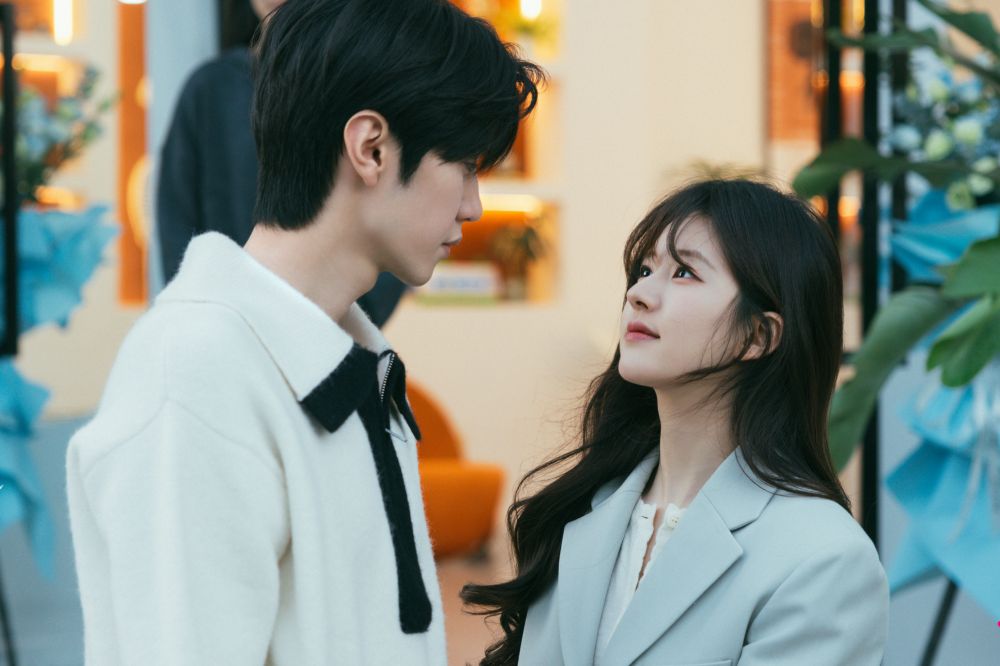 赵露思,陈哲远《偷偷藏不住》吻戏太激情 他遭导演亏:亲到连胸肌都