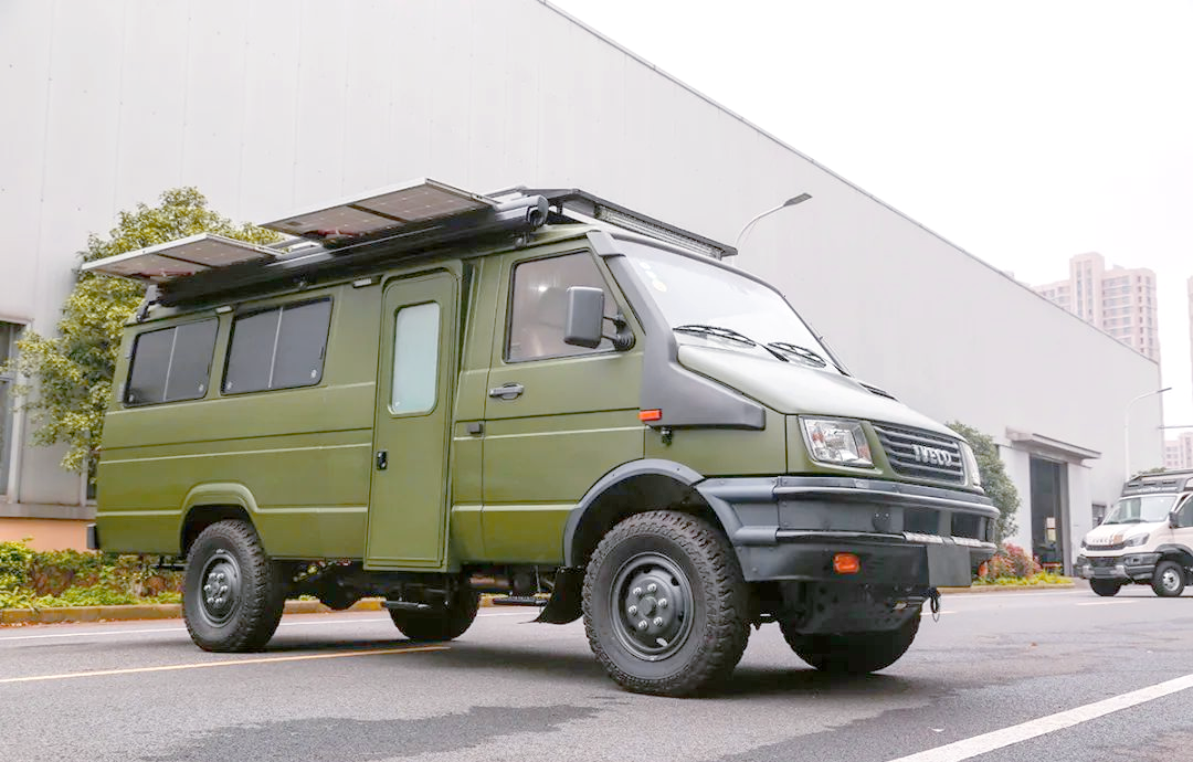 硬派越野面包车首选,依维柯2045的越野传奇