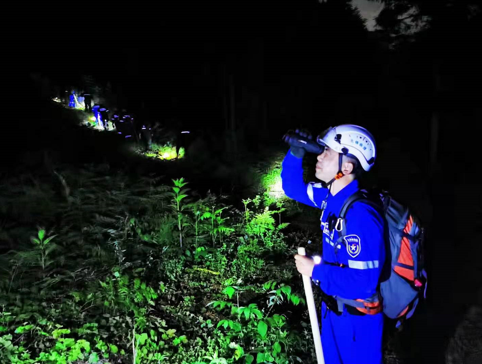 富阳先锋应急救援队队员在搜寻豹子