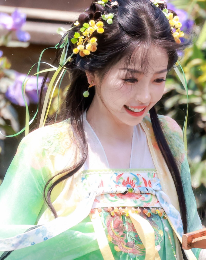 27岁虞书欣古装照路透!笑容满面妆容得体,表情天真无瑕少女感强