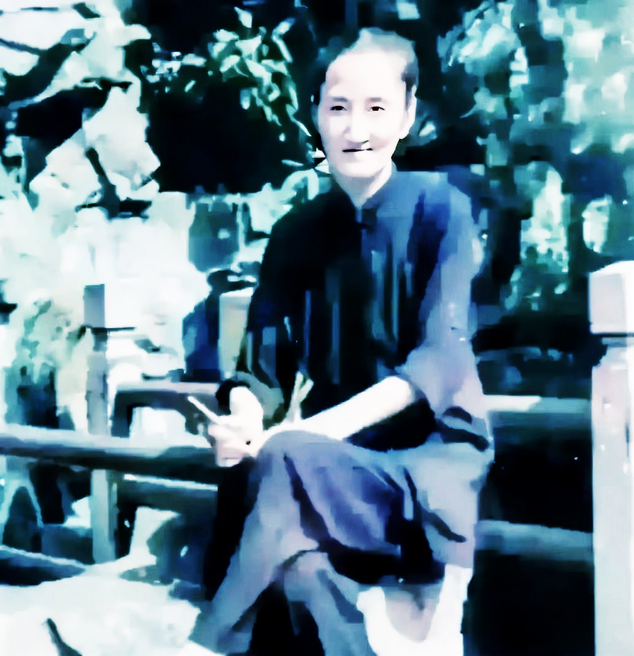 60年代,陆小曼一个人在公园晒日光浴,一张老照片留了下来.