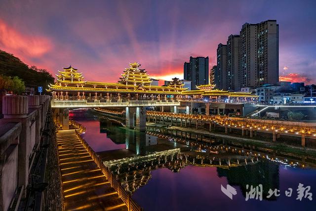 红霞万朵映家园 建始山城美如画