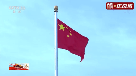 军乐团在旗杆周边就位 6时06分 城楼吹响升旗号角 升国旗仪式正式开始