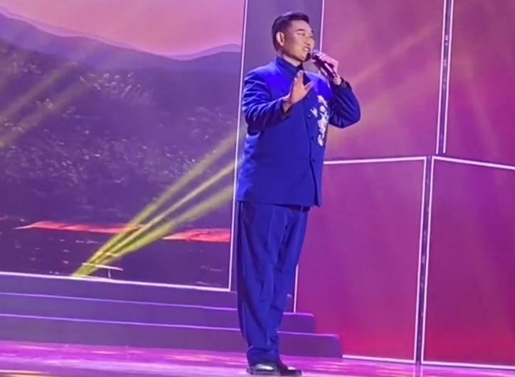 大衣哥朱之文受邀参加录制家乡单县春晚演唱新歌,成名11载风采不减