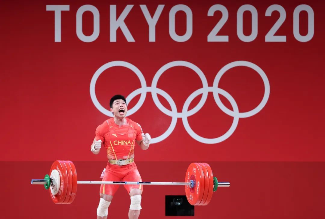 中国举重队奥运赛场超亮眼!"金鸡独立"一举夺金;极限翻盘勇夺冠军!
