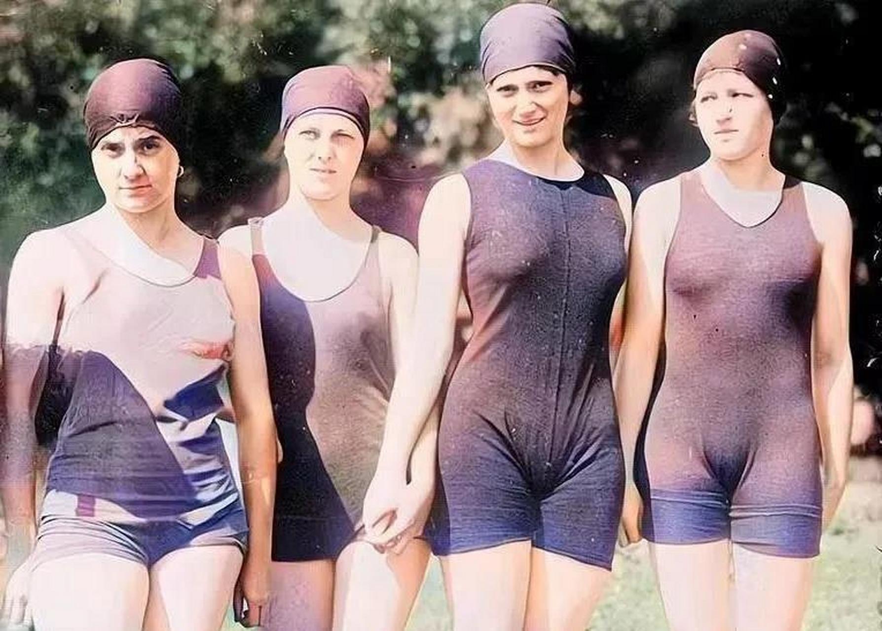 上世纪20年代的美国泳装女郎老照片.