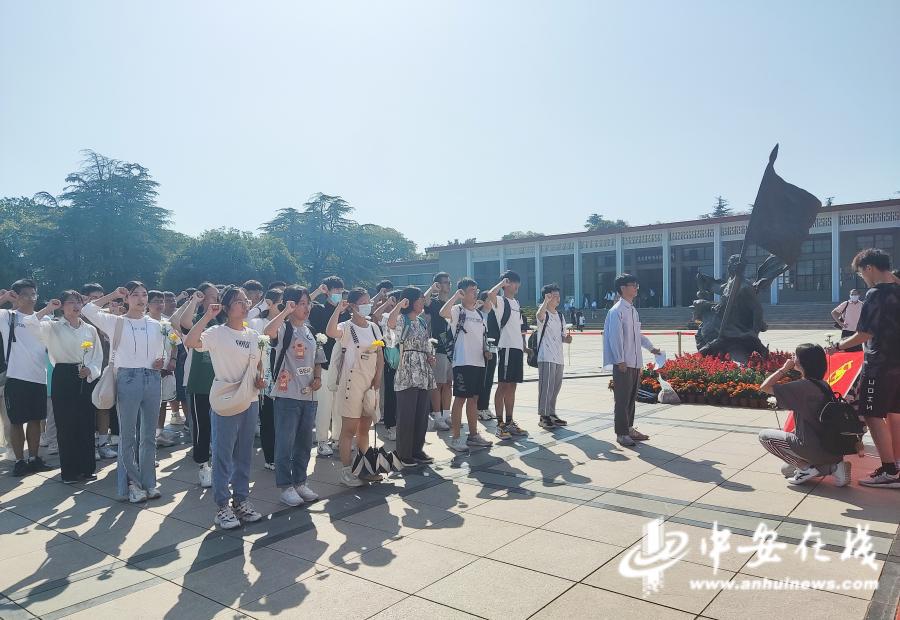 合肥蜀山烈士陵園迎來國慶參觀潮