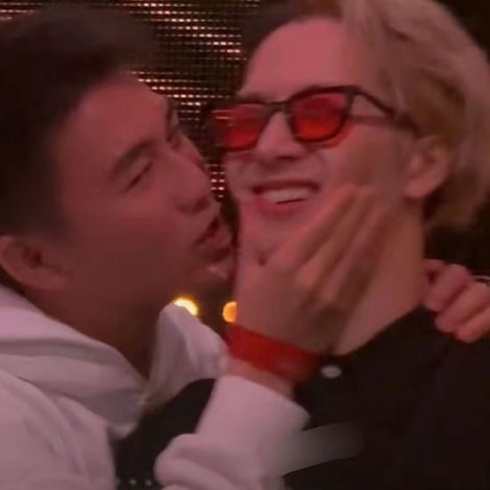 何猷君王嘉尔音乐节路透曝光 亲吻脸颊引尖叫