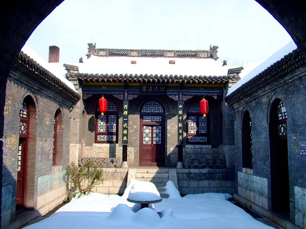 古代庭院雪景图片