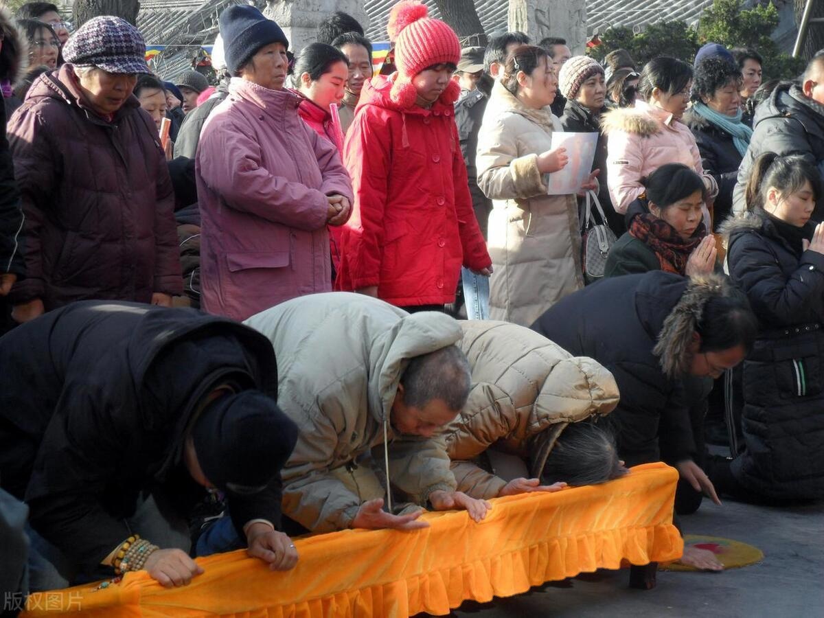 清明上坟祭祖磕头有讲究,磕头是磕三个还是四个?老传统别忘了!