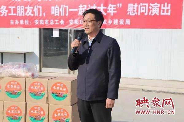 致敬建设者 唱响劳动美 程利军到安阳市文体中心工地送温暖