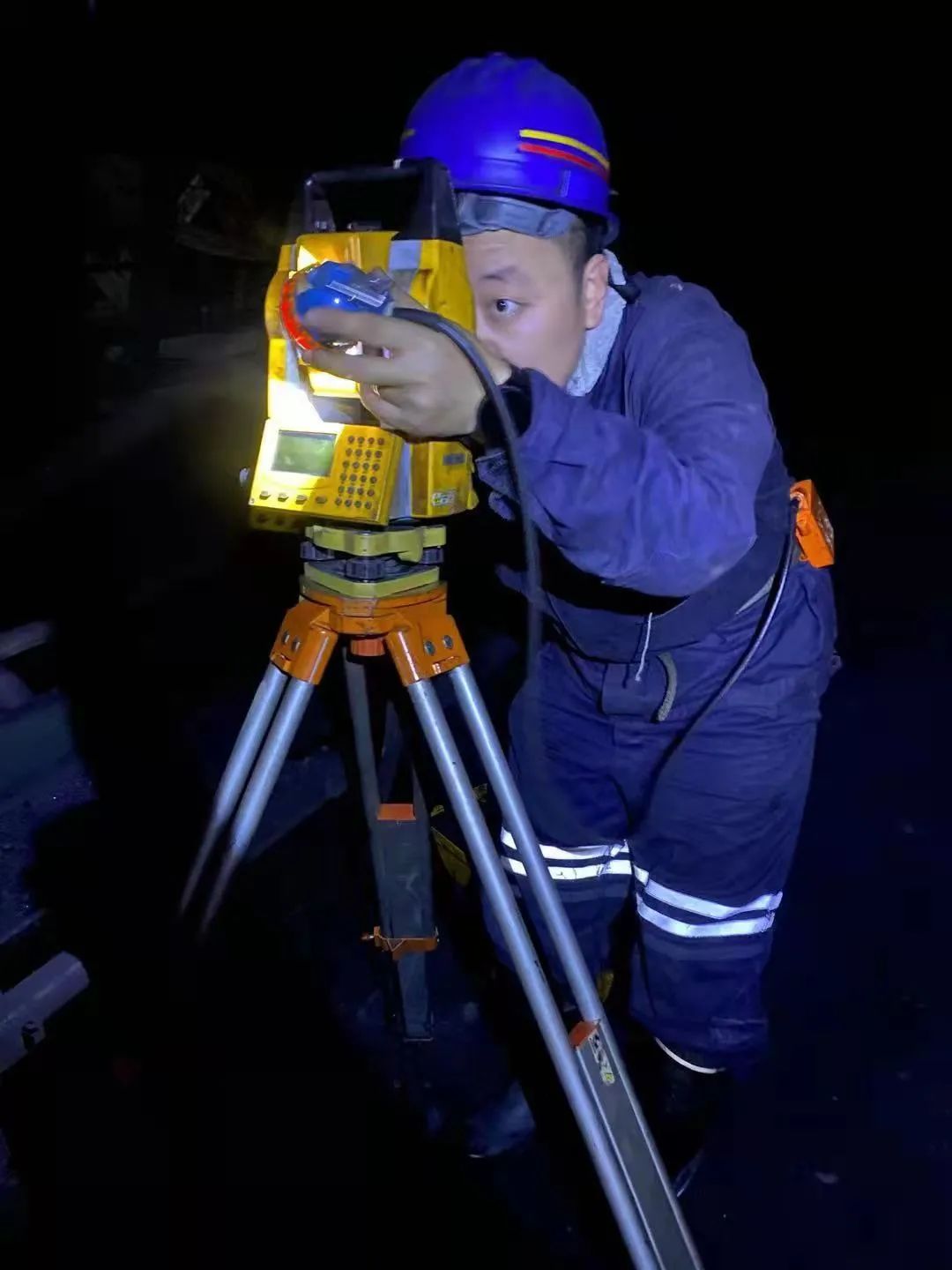 图为袁鑫正在井下进行测量工作
