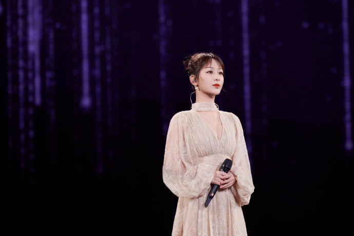杨紫获得"腾讯视频vip之星"荣誉 机智回应造型完美融入春晚主持人