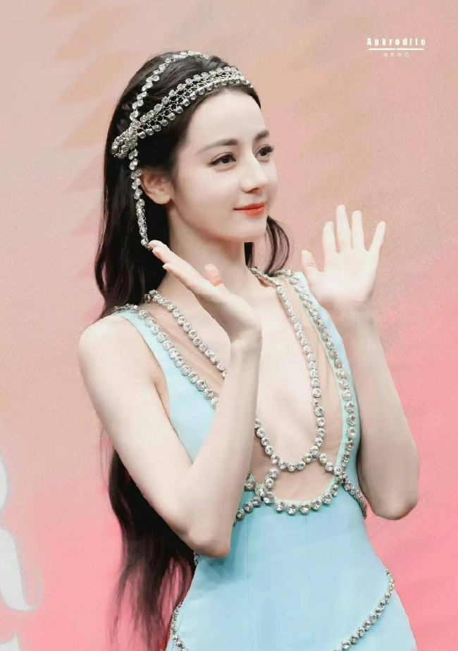 迪丽热巴上身穿鱼尾裙展示自己的时尚态度