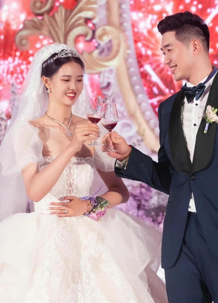 媒体:1米98朱婷爱上1米79富商,男方离异带娃,粉丝