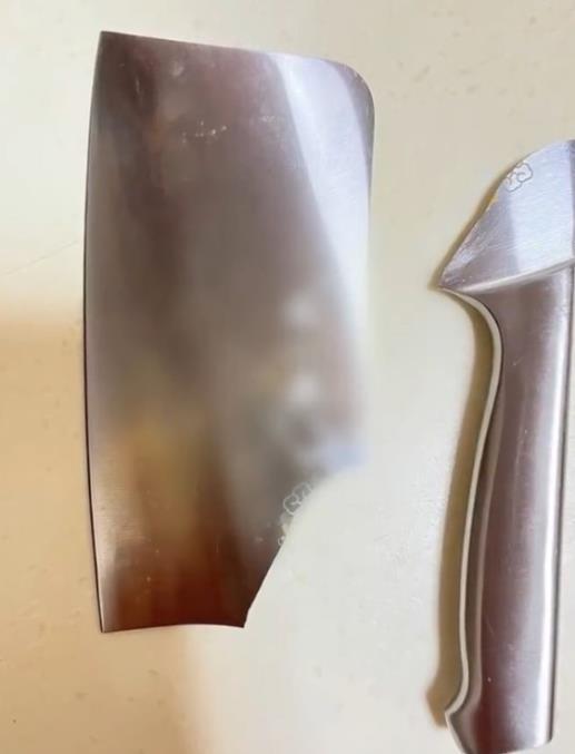 不拍蒜也断?张小泉菜刀斩骨刀斩骨时断裂,回应:要这样砍