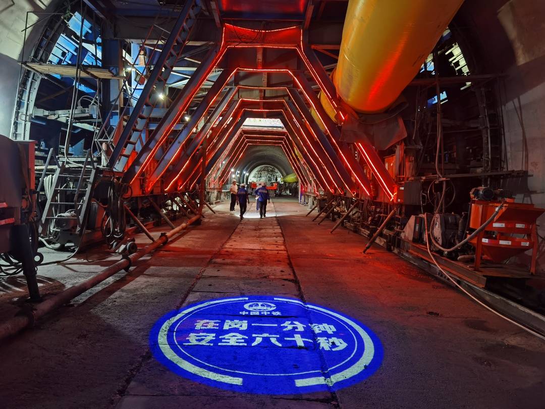 西昭高速公路金阳隧道出口段双线掘进突破2000米