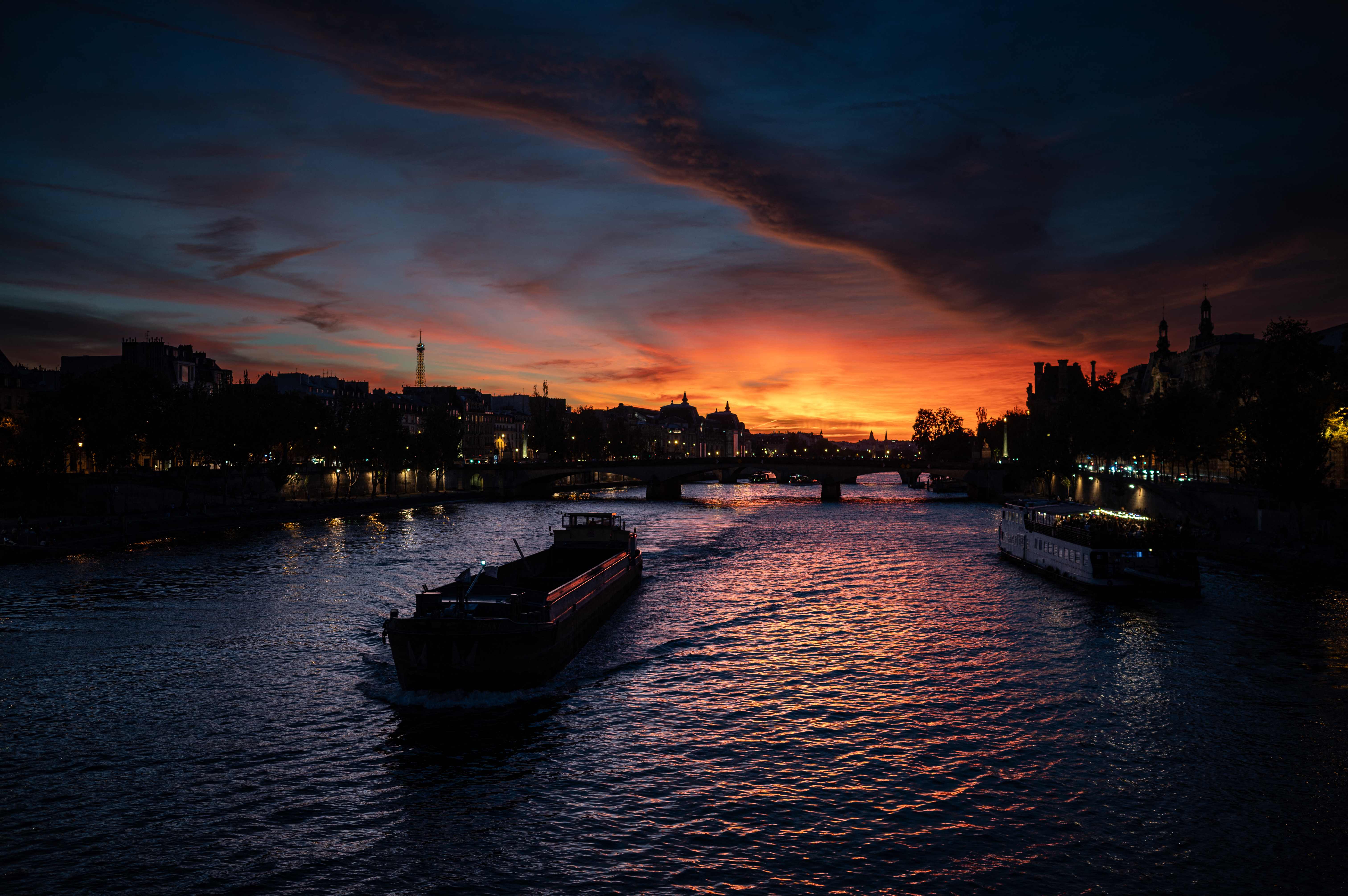 法国:日落塞纳河畔