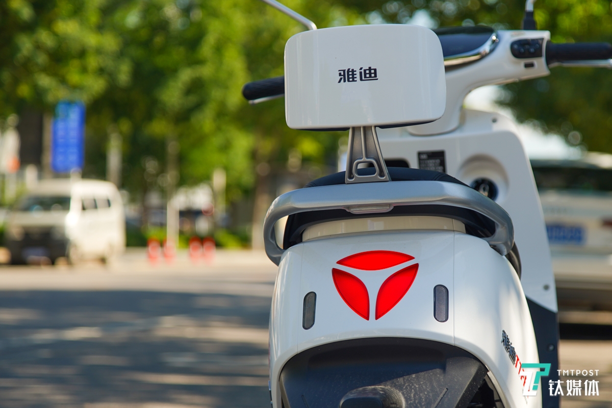 雅迪冠能m8骑行体验:加速/制动都果断,更适合中长距离出行的轻便电摩