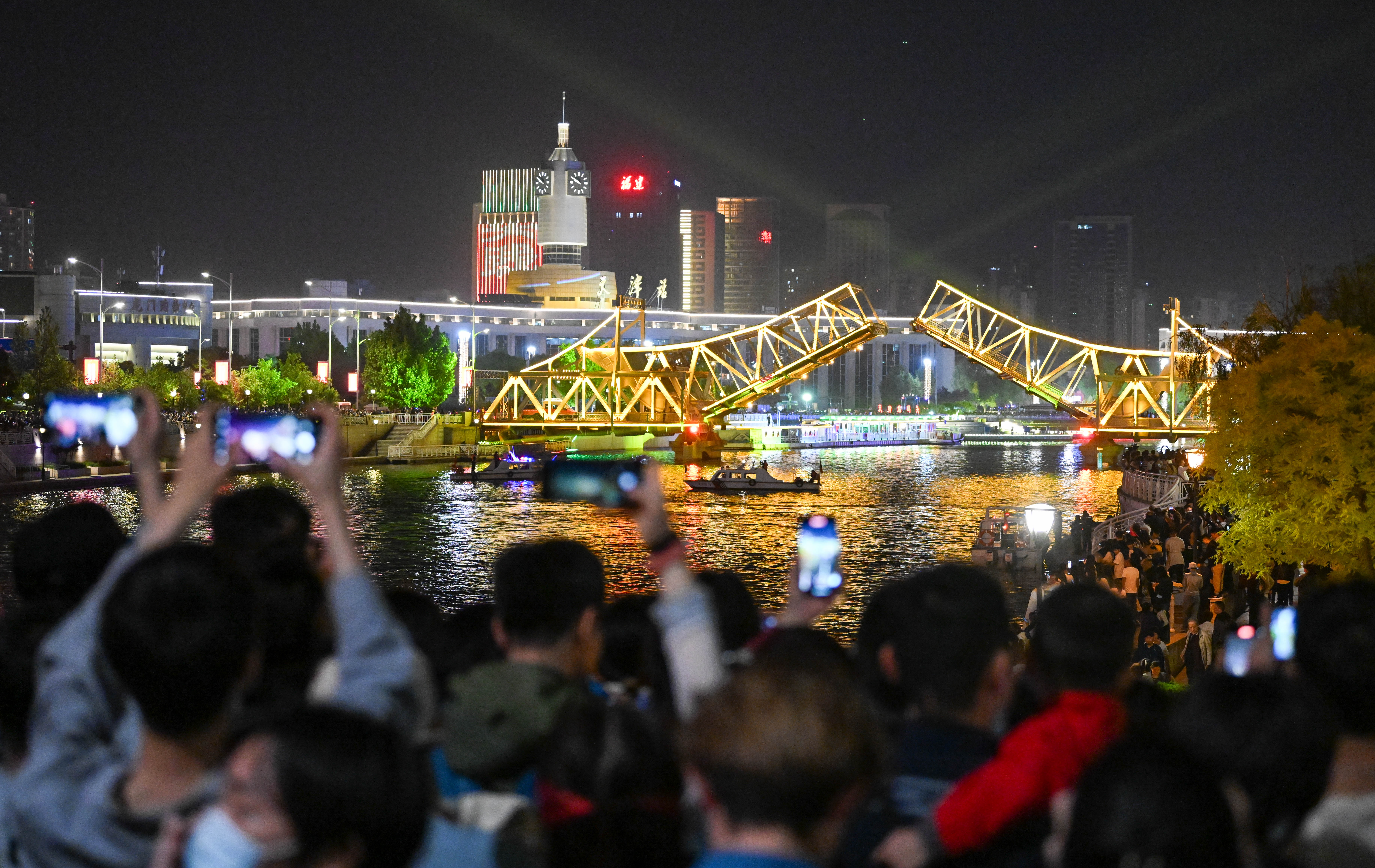 天津解放桥雪景图片