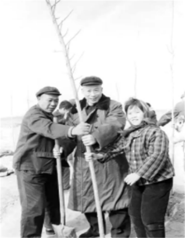 百岁人生写荣光——主政京津沪的开拓者林乎加