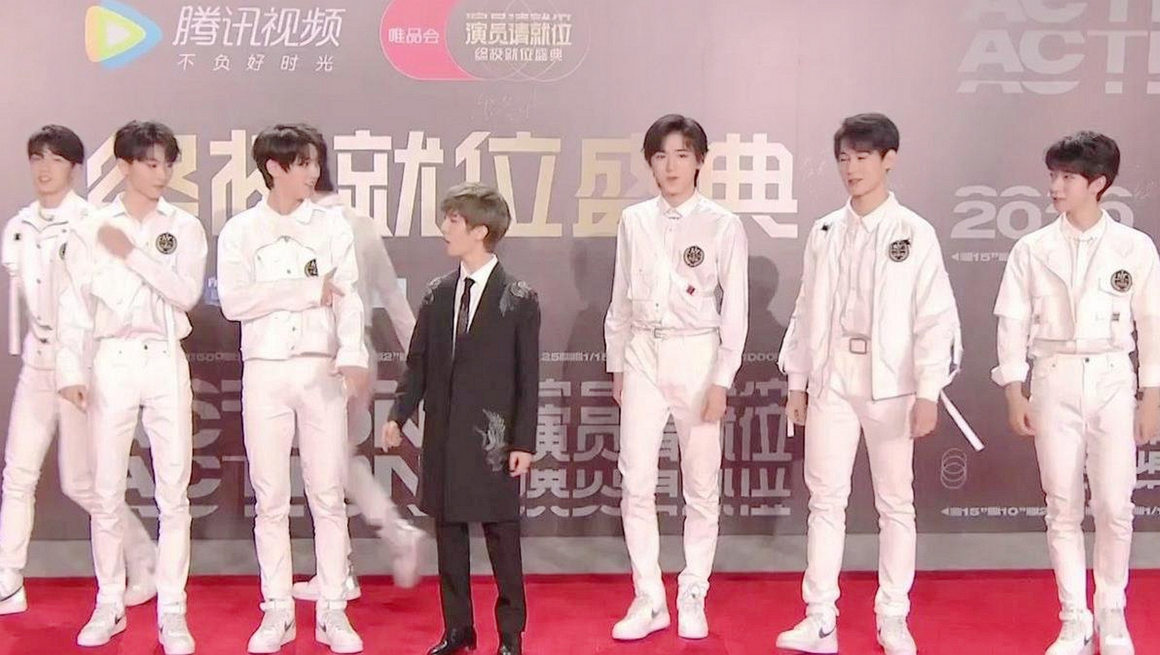 郭敬明与时代少年团走红毯,身高差有点尴尬!