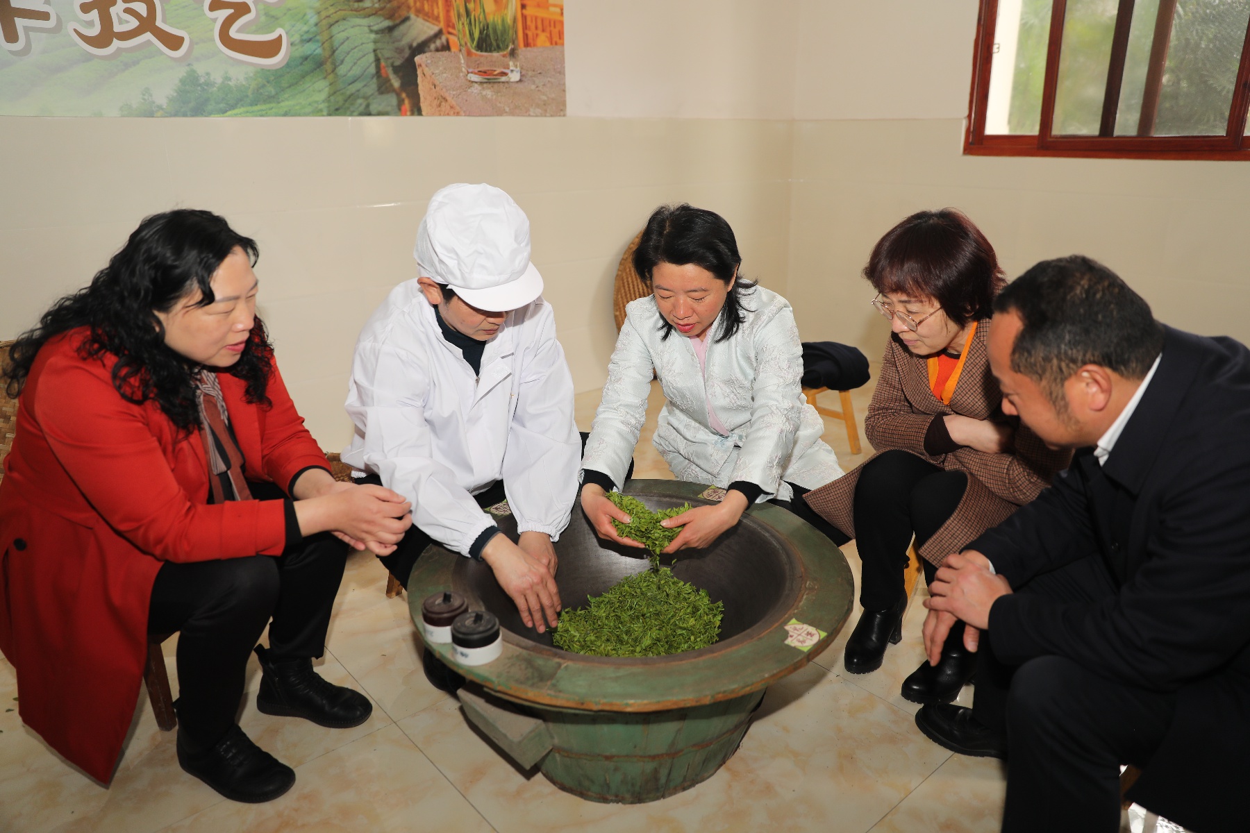 廖文丽到古龙镇调研时强调 深入挖掘文化内涵 让古龙茶香飘世界