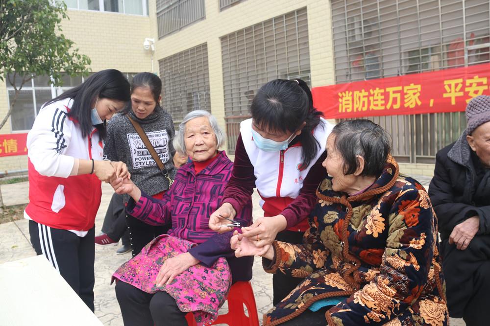 3月4日上午,宁远县民政局爱心志愿者赶到社会福利中心,清扫卫生,维修