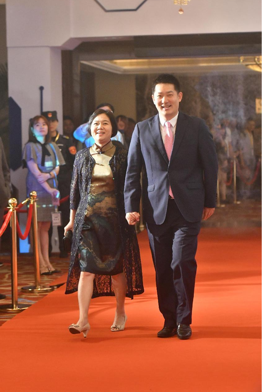 第二届"吴清源杯"世界女子围棋赛,常昊和张璇走红毯出征世界的张璇