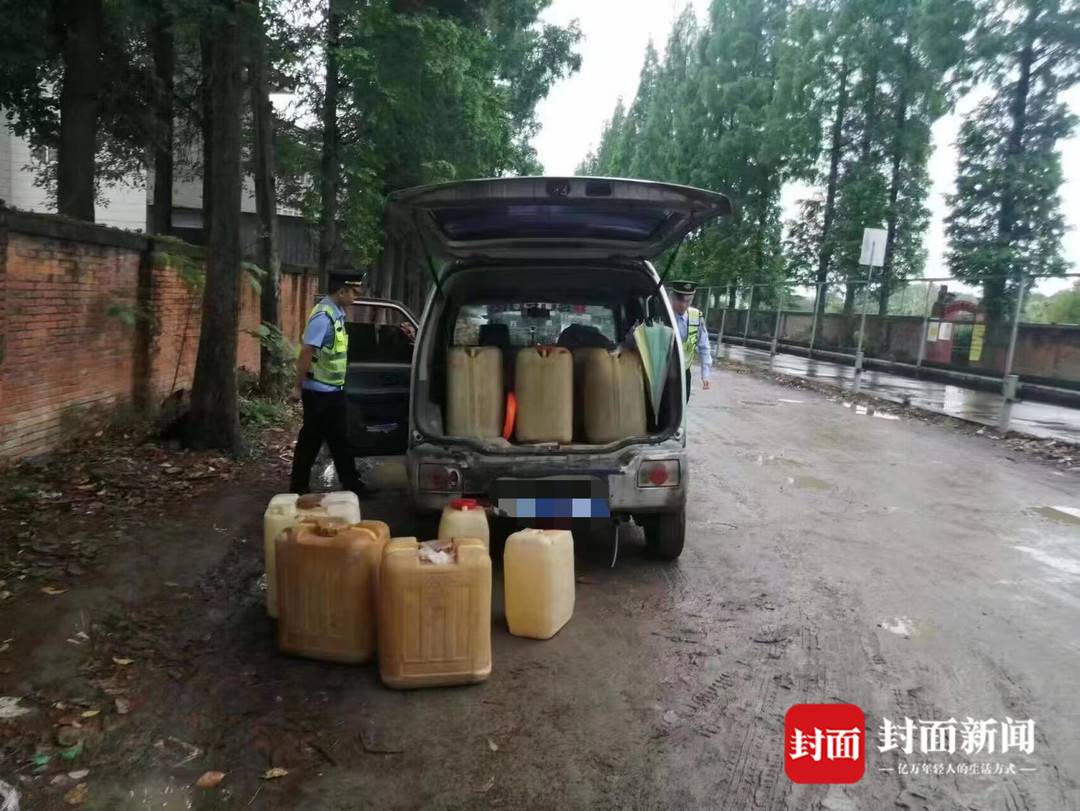 成都一面包车塞14个油桶 变身"移动加油站"被查