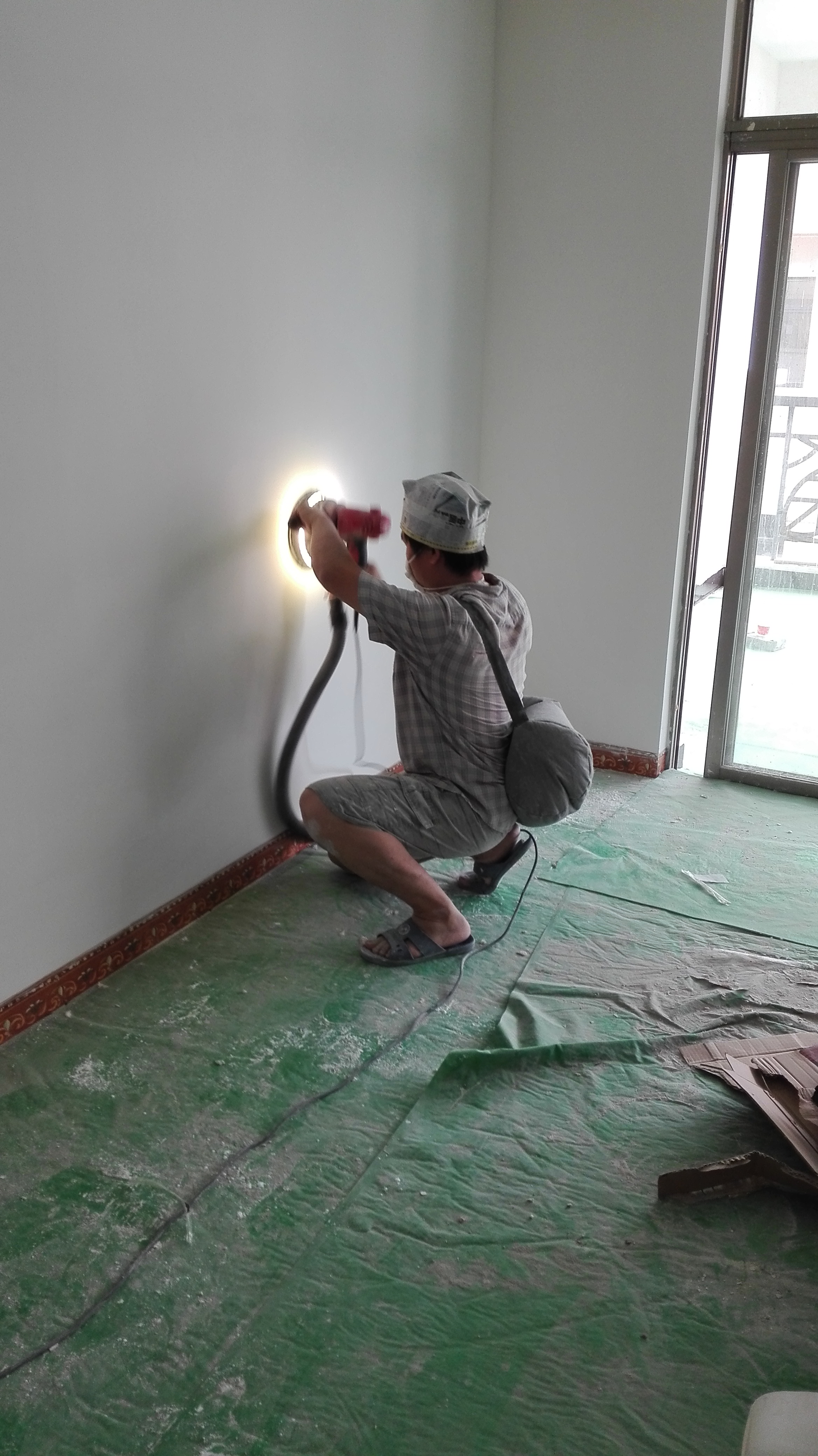 打磨是为了上漆吗?刷墙工人:不打磨也可以