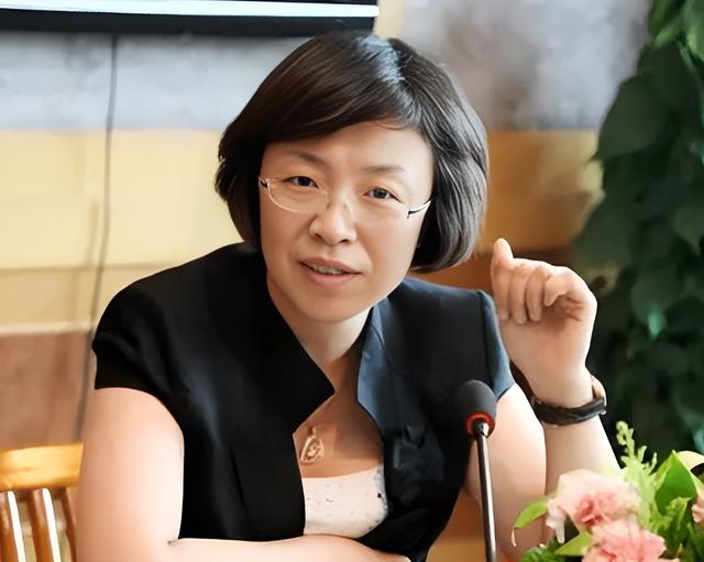 女贪官杨晓波,靠美色上位,敛财1400万,事发后下跪求放过