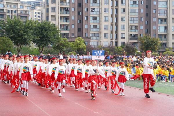 羽毛球世界冠军张亚雯现身重庆金州小学体育节 鼓励青少年勇敢追梦