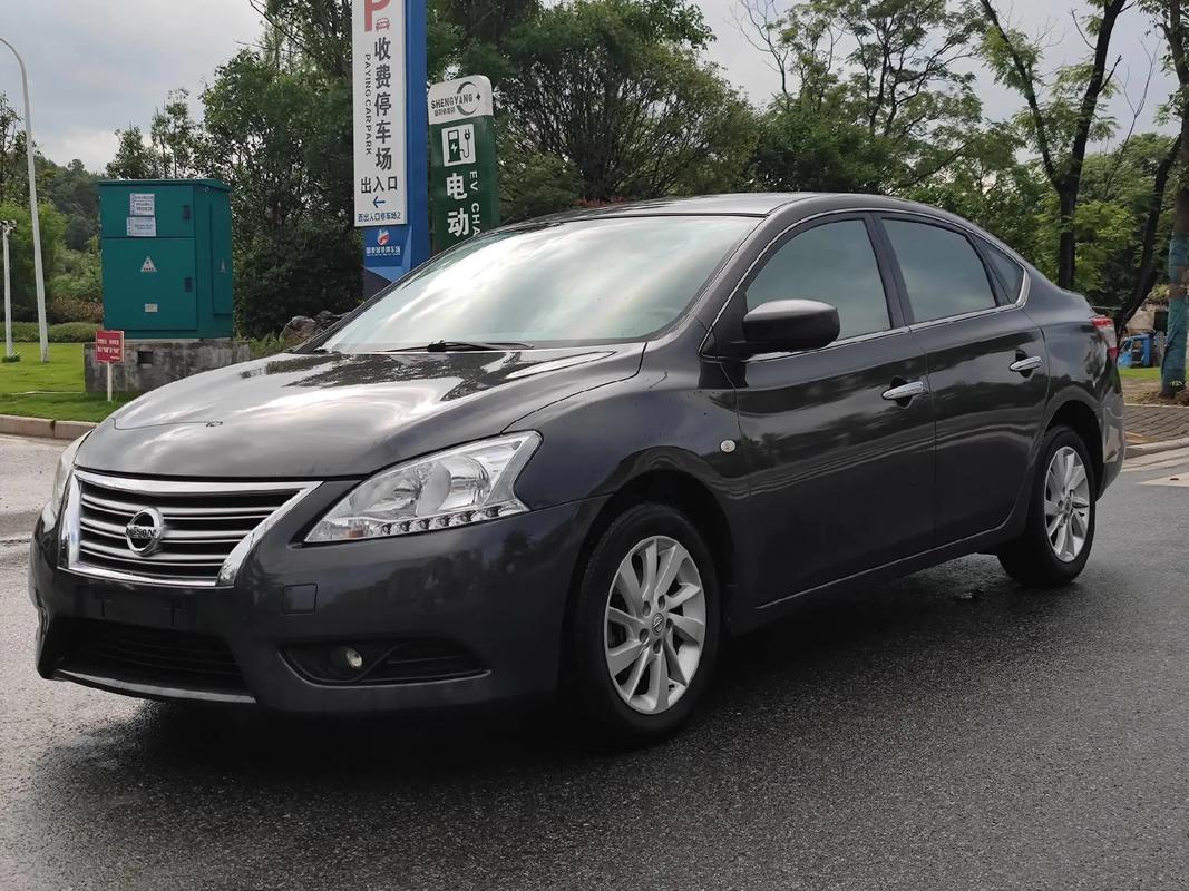 日产轩逸后面的英文标志是什么