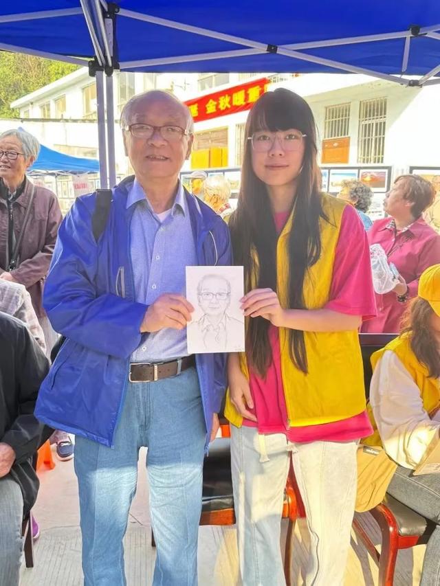 时候主要是要抓型,把握住老人的外貌特征,今天老师们对我的画都很满意