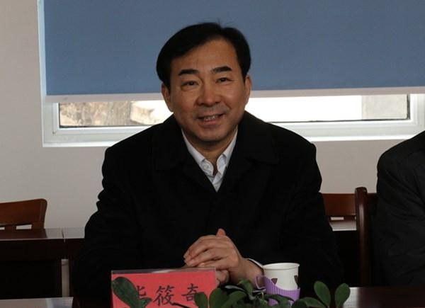 毕筱奇带队向马家村捐赠体育健身器材