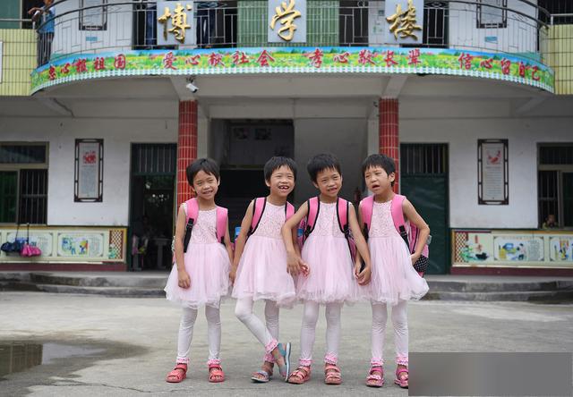 梯田脚下的四胞胎女童健康成长快乐求学